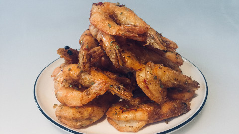 饭店厨师教做家常版椒盐虾,开背处理是关键,既去虾线又入味